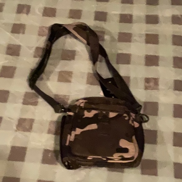 LUG Camo Crossbody purse NWT - Picture 1 of 7
